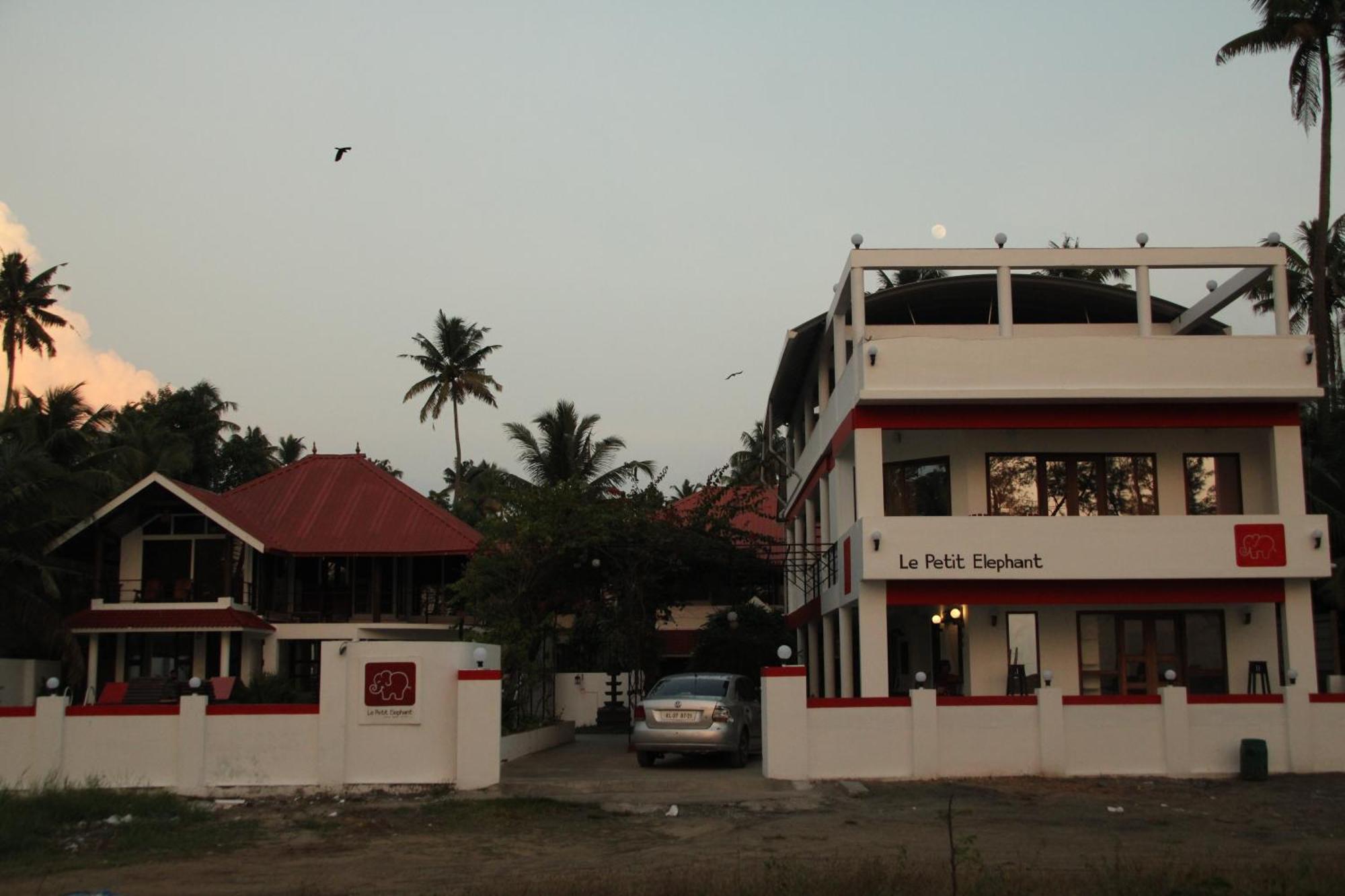 Petit Elephant Hotel Cherai Beach Exterior photo